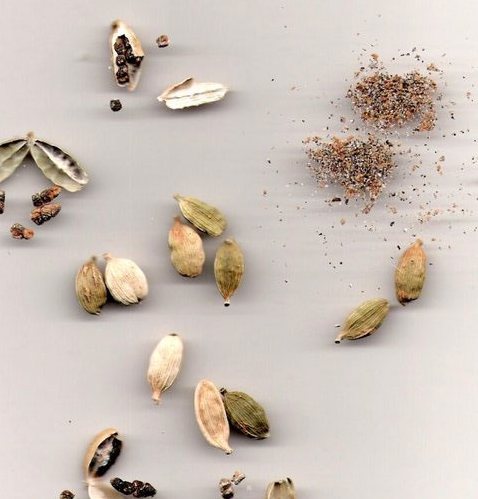 Bleached / White Cardamom Pods (Sulphur Bleached)